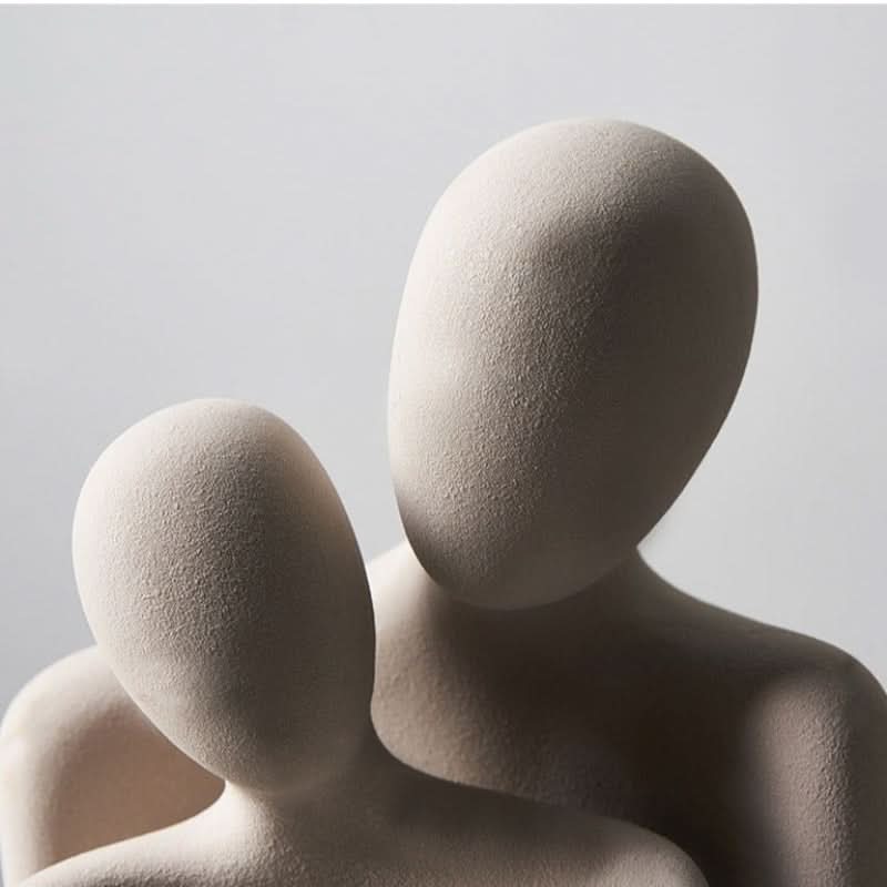 Moderne Skulptur, die Verbindung und Zärtlichkeit symbolisiert 