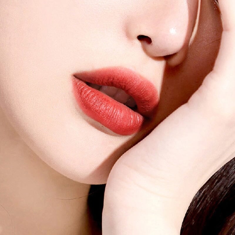 Rouges à lèvres mats dans coffret sac à main chic