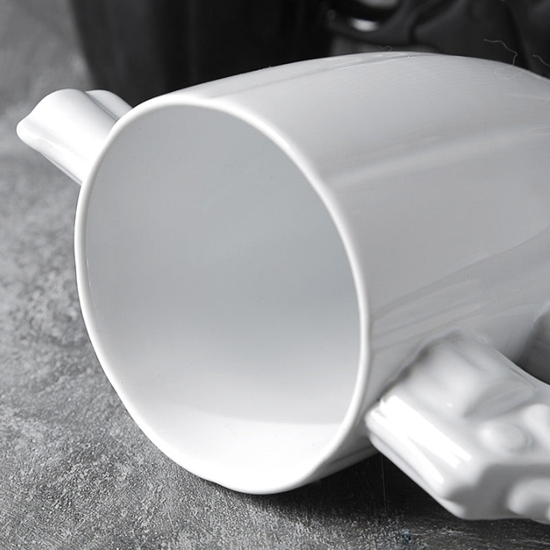 ספל בעיצוב עם ידית אקדח מאוד ייחודית 