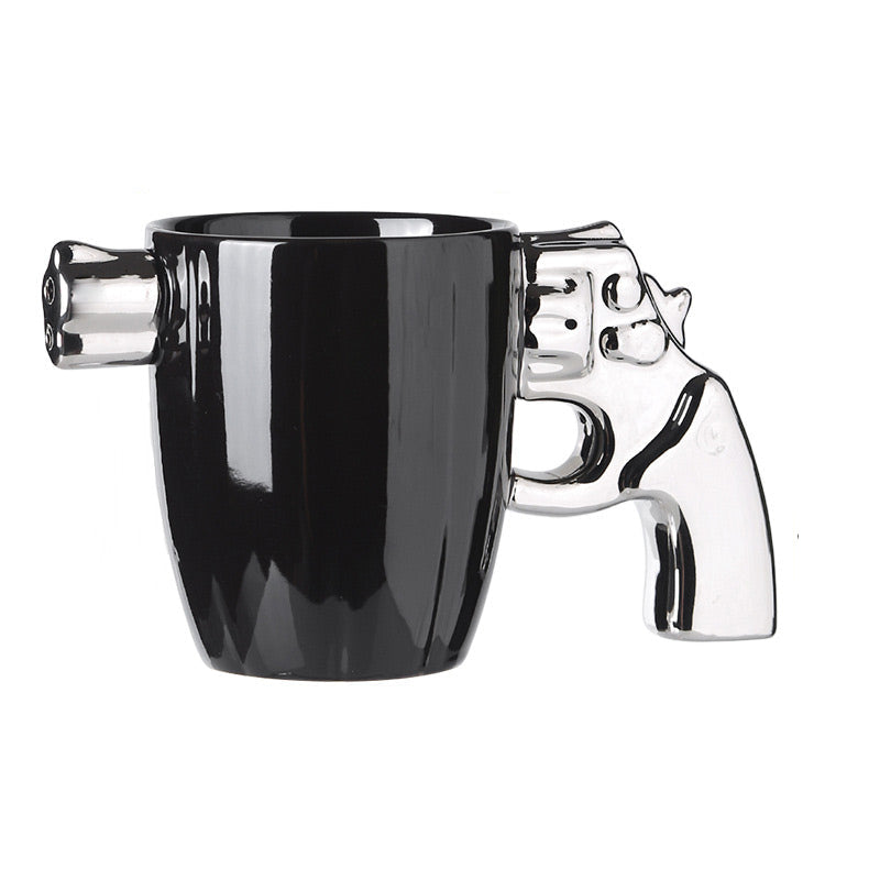 ספל בעיצוב עם ידית אקדח מאוד ייחודית 