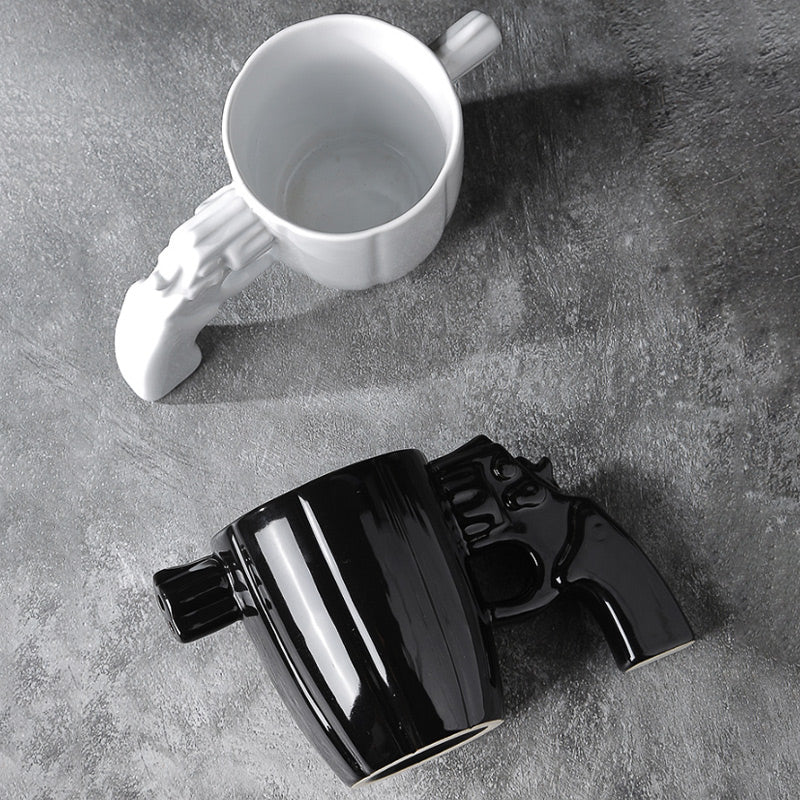 ספל בעיצוב עם ידית אקדח מאוד ייחודית 