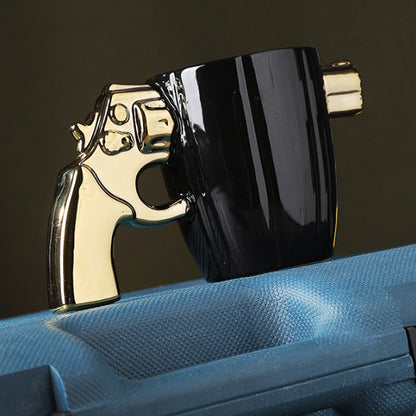 ספל בעיצוב עם ידית אקדח מאוד ייחודית 