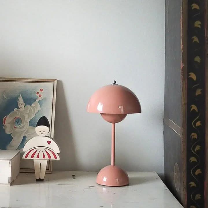 Lámpara de mesa LED moderna, inalámbrica y regulable 