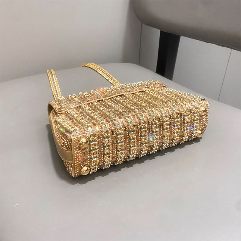 Strahlen Sie am Abend mit dieser glamourösen Strass-Clutch 