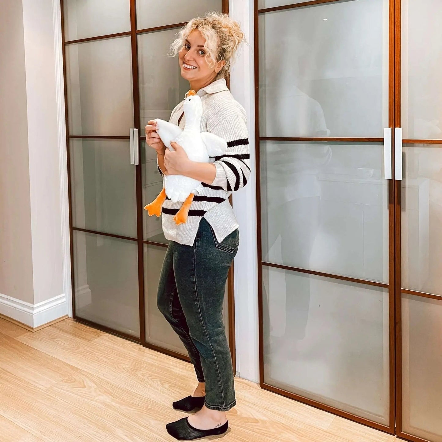 Regalati un momento di dolcezza con questo cuscino peluche gigante a forma di oca 