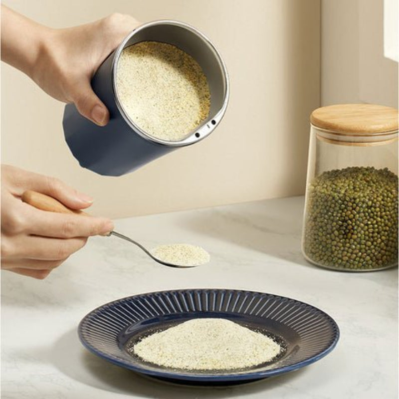 この電動ミルで食材を素早く簡単に粉砕します 